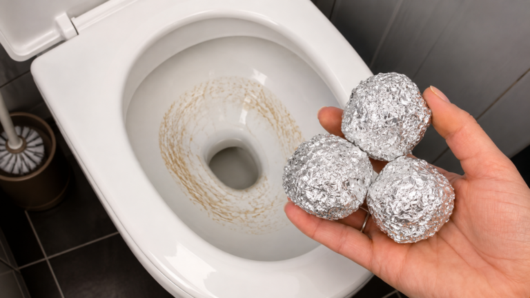 Włóż kulkę z folii aluminiowej do spłuczki toalety! Efekt może Cię naprawdę zaskoczyć